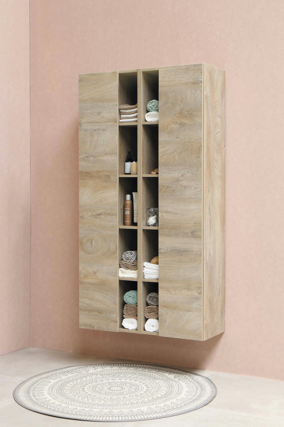 Étagère murale en bois avec des flacons posés dessus