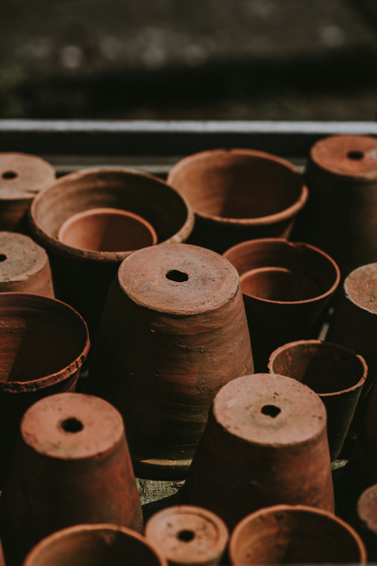 Trois pots en terre cuite brune de tailles différentes