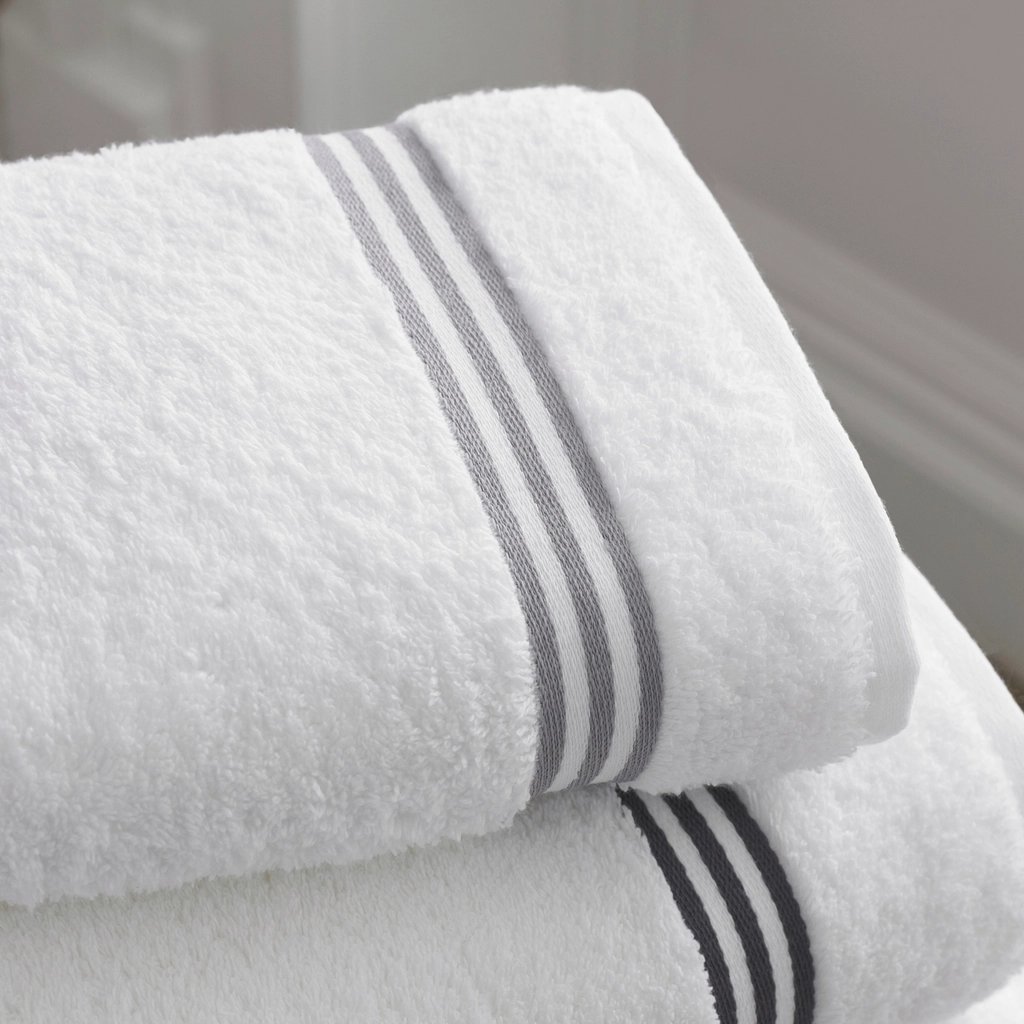 Deux serviettes de bain blanches pliées et empilées