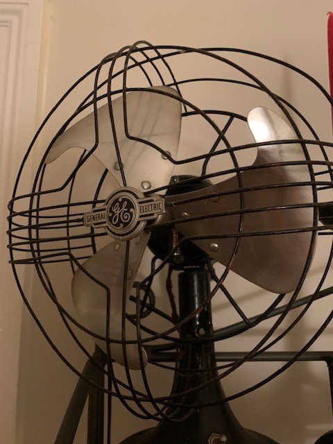 Ventilateur de bureau blanc à grille ronde